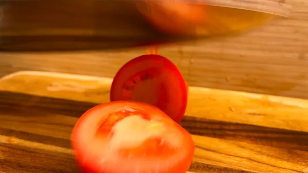 eXpoChallenge 113 - Frank - Cutting a tomaat