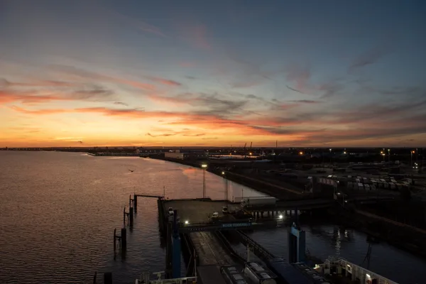 Hull_bij_ondergaande_zon_MW