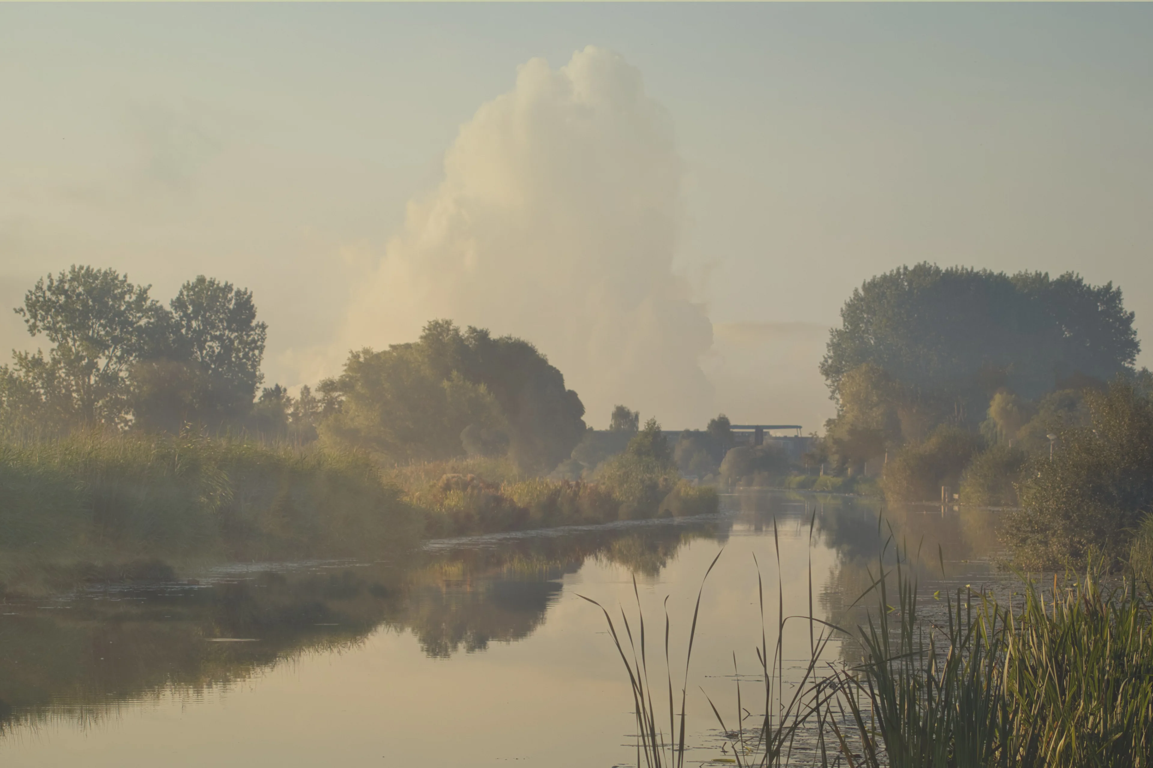 Rivier met wolk