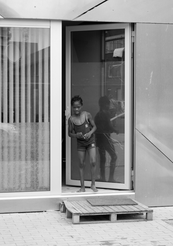Little girl on the frontdoor