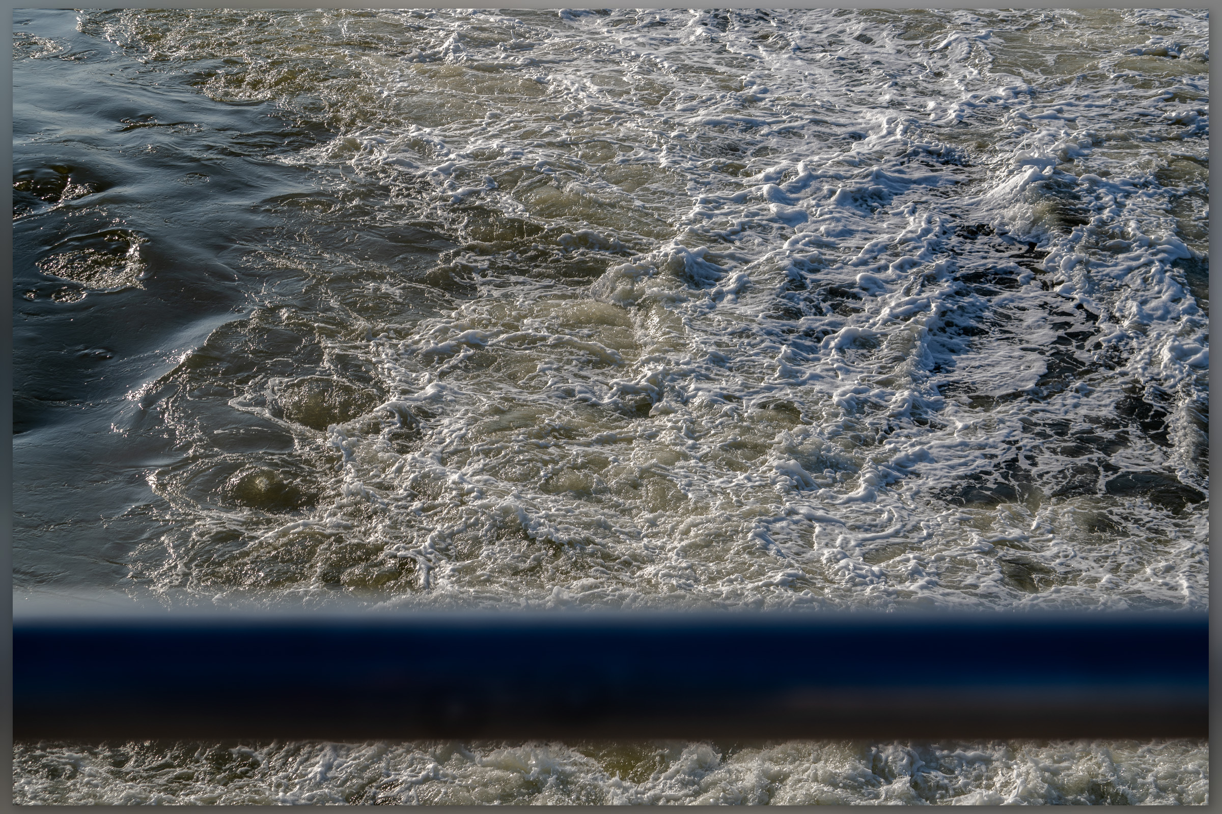 Horizontale waterval achter de M.S. Vlieland