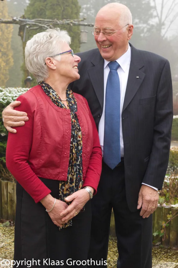 Vader en moeder Hamstra groepsfoto buiten (10 van 13)