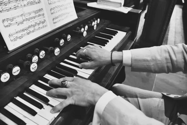 Organist zwart wit